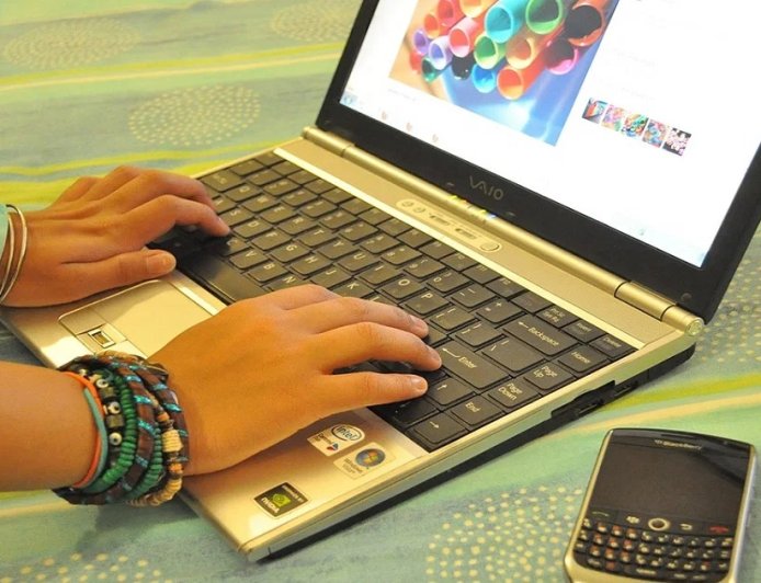 मणिपुर में जातीय हिंसा के बाद, इंटरनेट सेवा पर लगी पांबदी हटी।