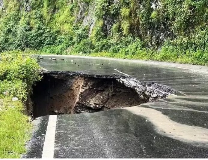 राष्ट्रीय राजमार्ग-10 अवरुद्ध होने से, सिक्किम का देश से  टूटा संपर्क