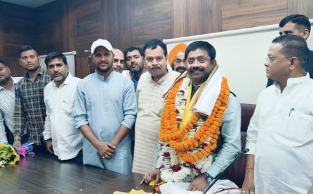 प्रेस वार्ता हेतु भारतीय मजदूर संघ उत्तर प्रदेश के प्रदेश अध्यक्ष श्री विशेश्वर राय