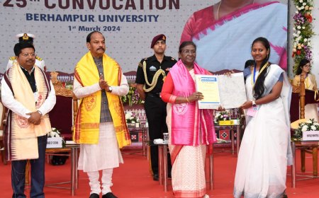 भारतीय राष्ट्रपति श्रीमती द्रौपदी मुर्मु ने बरहामपुर विश्वविद्यालय के 25वें दीक्षांत समारोह में शिक्षा और विकास के महत्व पर चर्चा की