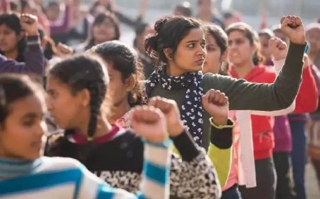 जनादेश का निर्धारण करतीं महिलाएं