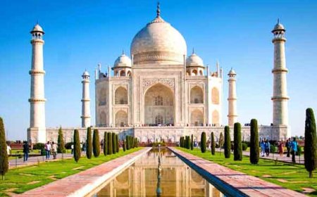 महाशिवरात्रि पर उतारी ताजमहल की आरती, डमरू बजाकर किया नृत्य