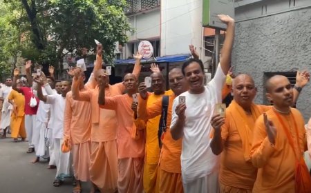 बंगाल में साधु-संतों का भजन-कीर्तन के साथ मतदान