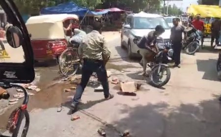 आगरा में सड़क पर गिरी शराब की बोतलों की जबरदस्त लूटपाट, वीडियो हुआ वायरल