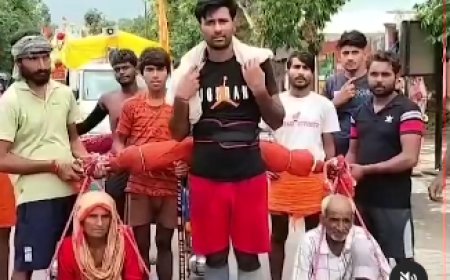 मेरठ में बिट्टू की कावड़ यात्रा: माता-पिता को कंधे पर बैठाकर श्रद्धा का अद्भुत उदाहरण