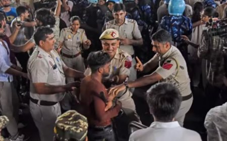 दिल्ली: कोचिंग सेंटरों पर छात्र-छात्राओं का गुस्सा फूटा, मंत्री आतिशी और महापौर को बुलाने पर अड़े