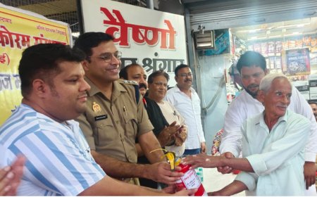 बुलंदशहर के व्यापारियों को निशुल्क अग्निशामक यंत्र वितरित