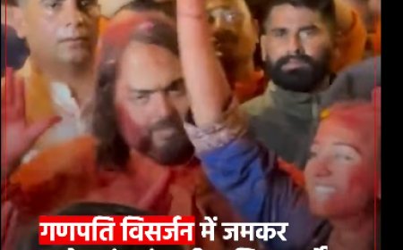 मुकेश अंबानी ने गणेश चतुर्थी के अवसर पर किया भव्य दर्शन कार्यक्रम, बॉलीवुड सितारों ने बढ़ाई रौनक