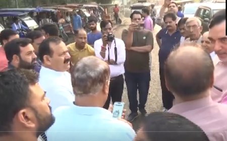 सड़कों की स्थिति का निरीक्षण कर रहे AAP नेता, केजरीवाल सरकार की मुहिम जारी