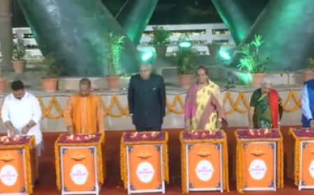 वाराणसी में देव दीपावली के अवसर पर दीप जलाए, उपराष्ट्रपति और नेताओं ने की पूजा-अर्चना