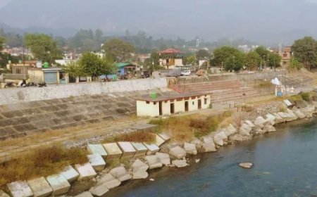 कछुआ गति से चल रहा है हरिपुर जमुना घाट का निर्माण, जमुना का रुख बदलने की अनुमति का इंतजार