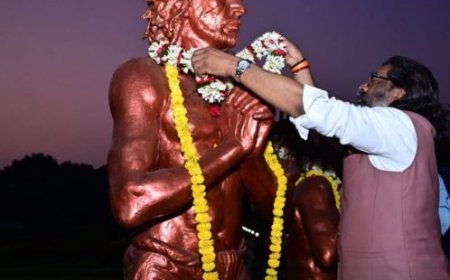 मुख्यमंत्री हेमंत सोरेन और कल्पना सोरेन ने सिदो कान्हू पार्क में आदिवासी नेताओं की प्रतिमा पर माल्यार्पण किया