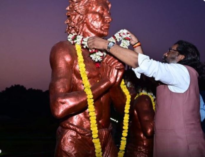 मुख्यमंत्री हेमंत सोरेन और कल्पना सोरेन ने सिदो कान्हू पार्क में आदिवासी नेताओं की प्रतिमा पर माल्यार्पण किया