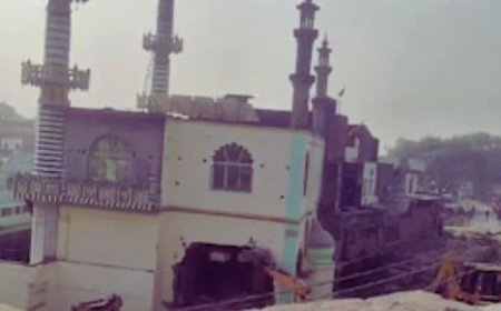 यूपी: 180 साल पुरानी नूरी जामा मस्जिद पर बुलडोजर की कार्रवाई, अवैध निर्माण ध्वस्त