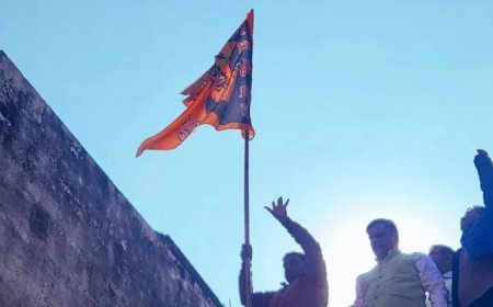 बरेली में 100 साल पुराना मंदिर कब्जे से मुक्त कराया गया, इस्लामी झंडा हटाकर भगवा झंडा फहराया