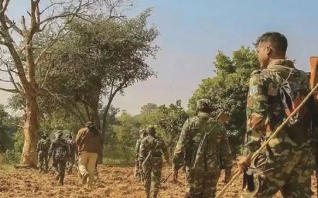 छत्तीसगढ़ में नक्सलियों के खिलाफ बड़ा ऑपरेशन: 4 नक्सली ढेर, AK-47 और SLR जैसे हथियार बरामद