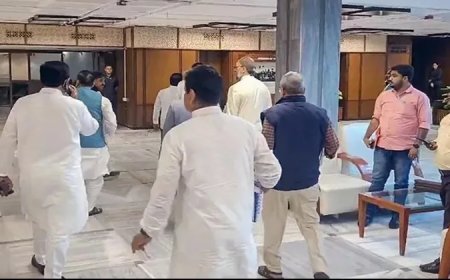 वक्फ बिल पर JPC की बैठक में विपक्ष का हंगामा, बैठे रहे मीरवाइज उमर फारुक, ओवैसी समेत 10 सांसद सस्पेंड