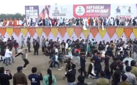 महाकुंभ 2025: श्रद्धालुओं की आस्था का संगम, त्रिवेणी संगम घाट पर उमड़ा जनसैलाब