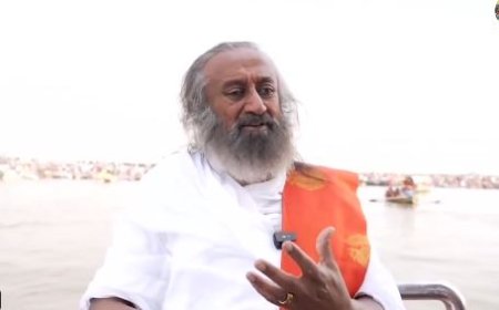 प्रयागराज महाकुंभ में पहुंचे आध्यात्मिक गुरु श्री श्री रविशंकर, व्यवस्थाओं की सराहना की