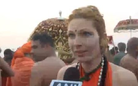 प्रयागराज में विदेशी श्रद्धालु ने महाकुंभ में किया स्नान, दी भावुक प्रतिक्रिया