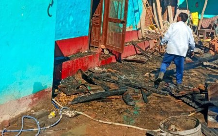 अर्की में मकान में लगी आग:20 हजार की नकदी समेत कीमती सामान जला, गोशाला बाल-बाल बची