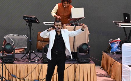 सोनू निगम ने की राष्ट्रपति द्रोपदी मुर्मू से मुलाकात:एक दिन पहले कॉन्सर्ट में बिगड़ी थी तबीयत, रिकवरी होते ही राष्ट्रपति भवन दिवस में दी परफॉर्मेंस