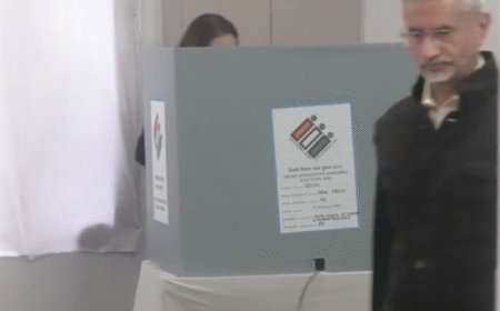 दिल्ली चुनाव- 70 सीटों पर वोटिंग:राष्ट्रपति मुर्मू ने वोट डाला, विदेश मंत्री जयशंकर ने पत्नी के साथ मतदान किया; राहुल भी पहुंचे