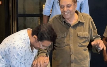धर्मेंद्र के पैर छूते दिखे आमिर खान:बेटे जुनैद की फिल्म लवयापा की स्पेशल स्क्रीनिंग में शामिल हुए; सिंदूर लगाए नजर आईं रेखा