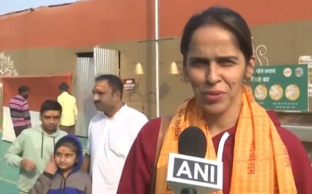 प्रयागराज: बैडमिंटन स्टार साइना नेहवाल पहुंचीं त्रिवेणी संगम, कहा- 'यह किसी बड़े त्यौहार जैसा अनुभव'