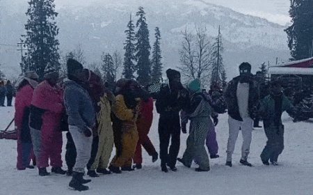 हिमाचल में बर्फबारी के बाद उमड़ी टूरिस्टों की भीड़:बर्फ में नाचते दिखे, मनाली में स्कीइंग-पैराग्लाइडिंग कर रहे; 10 जगह स्नो देख सकते हैं