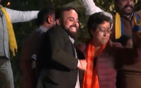 जीत के बाद आतिशी का डांस VIDEO:रिजल्ट के बाद कहा था- जश्न मनाने का समय नहीं; मालीवाल ने पूछा- ये कैसी बेशर्मी