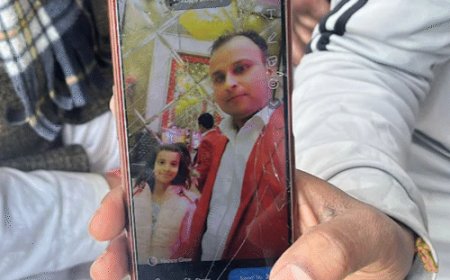 भगदड़ में बेटी के सिर में कील घुसी, मौत:डॉक्टर बोले- काश थोड़ी देर पहले आए होते; टूटे मोबाइल पर फोटो दिखाकर फफक पड़ा पिता