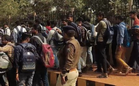 BPSC कैंडिडेट्स री-एग्जाम की मांग को लेकर फिर सड़कों पर:गर्दनीबाग में खान सर भी प्रदर्शन में शामिल; हाईकोर्ट में आज मामले की सुनवाई संभव