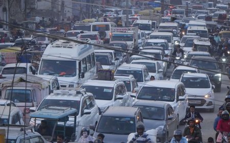 वाराणसी में भीषण ट्रैफिक जाम: 12 लाख टूरिस्ट, 67 हजार गाड़ियां; गिरजाघर- गोदौलिया वाली एक लेन कर दी बंद