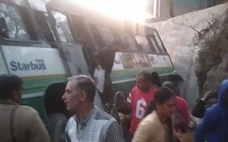 HRTC बस का प्रेशर-पाइप फटा, पीछे की ओर लुढ़की:बिलासपुर में दीवार से टकराने के बाद रुकी, लोग में मची चीख-पुकार, 50 यात्री सवार