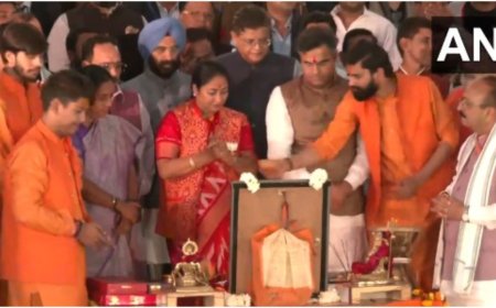 सीएम रेखा गुप्ता ने यमुना नदी के वासुदेव घाट पर की आरती, साथ में मौजूद रहे कैबिनेट मंत्री