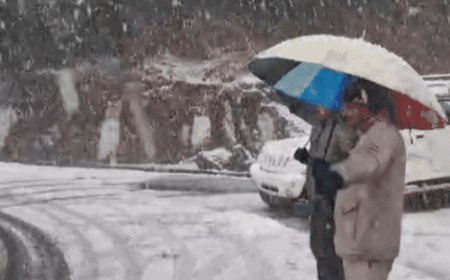 मनाली में ताजा बर्फबारी से बदला मौसम:सोलंगनाला पहुंचे टूरिस्ट, अटल टनल के लिए सामान्य वाहनों की आवाजाही बंद