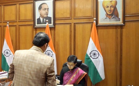 आतिशी बोलीं- CM दफ्तर से भगत सिंह-अंबेडकर की तस्वीरें हटाईं:BJP ने फोटो जारी कर कहा- झूठ बोला जा रहा, केवल जगह बदली गई