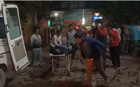 Etah: कांवड़ियों की बाइकें टकराईं...तेज आवास सुन घरों से निकल आए लोग, मच गई चीख-पुकार; एक की मौत और तीन घायल