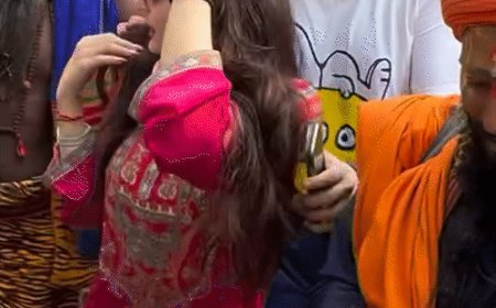 मंदिर में अमीषा पटेल को फैंस ने घेरा:साधुओं की भीड़ से बचती नजर आईं एक्ट्रेस, महाशिवरात्रि के मौके पर दर्शन करने पहुंची थीं