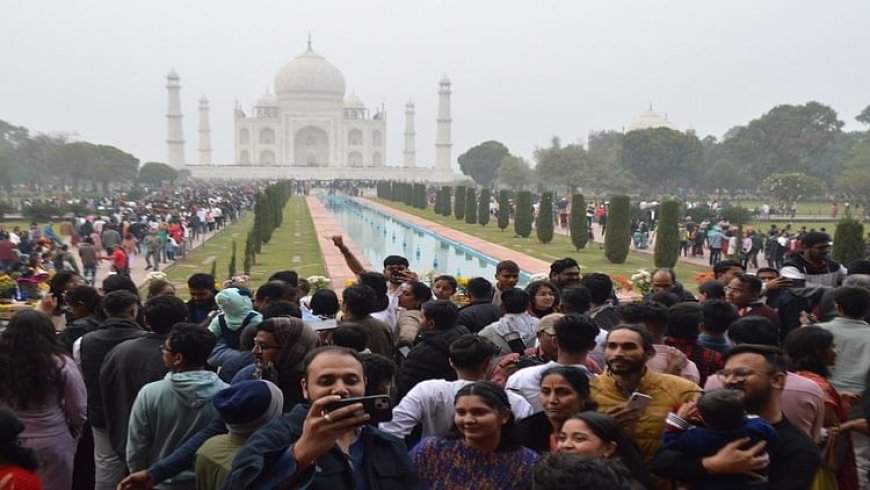 ताजमहल में विदेशी छात्रों के बैनर लहराने से मचा हड़कंप, ASI ने शुरू की जांच