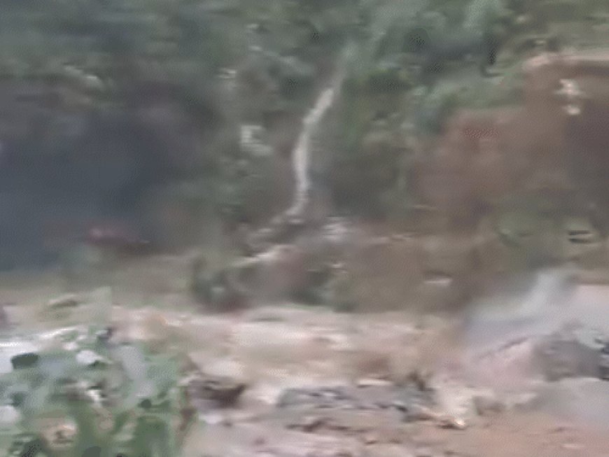 हिमाचल में भारी बारिश से तबाही, PHOTOS:छोटा-बंगाल और कुल्लू में बादल फटा, घरों में घुसा पानी, मलबे में दबी गाड़ियां, पंडोह डैम लबालब भरा