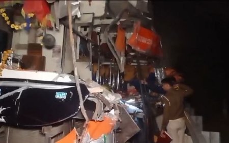 UP Accident: लखनऊ एक्सप्रेसवे पर बड़ा सड़क हादसा, ट्रक में पीछे से घुसी डबल डेकर बस; चार की मौत...कई घायल