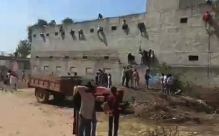 हरियाणा बोर्ड 10वीं मैथ्स का पेपर लीक:एक दिन पहले 12वीं का पेपर वायरल हुआ था, नकल कराते-पर्ची देते दिखे परिजन