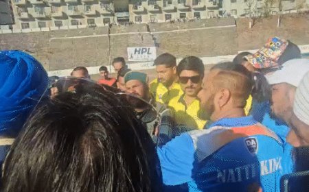 हिमाचल में क्रिकेट-ग्राउंड में भिड़े 2 स्टार्स:नाटी किंग कुलदीप और एसी भारद्वाज आग-बबूला हुए; सितारों के बीच लड़ाई की VIDEO हो रहा वायरल