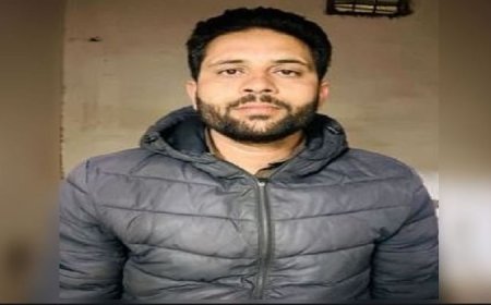 UP Board Exam: शौचालय में पेपर की फोटो खींचते पकड़ा गया शिक्षक, तलाशी में मिला ये सामान, पुलिस भी रह गई दंग