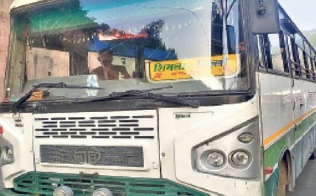 ठियोग में चरमराई परिवहन सेवाएं:कई रूटों पर 5 दिन से नहीं भेजी बसें, खराब गाड़ियां वर्कशॉप में खड़ी, स्कूली बच्चे परेशान