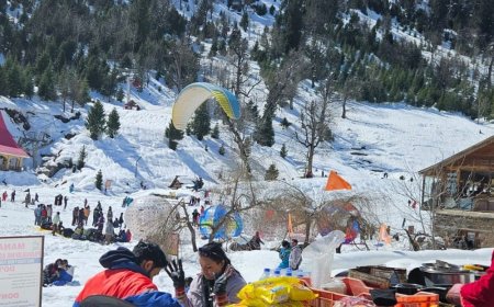 मनाली में बर्फ देखने उमड़े टूरिस्ट:सोलंग नाला, धुंधी और रोहतांग में कई फुट बर्फ; सैलानियों को भा रही हिमाचली ड्रेस