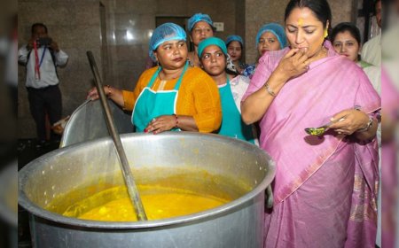 दिल्ली की सीएम रेखा गुप्ता ने आशा किरण आश्रय के बच्चों के साथ कुछ यूं मनाई होली