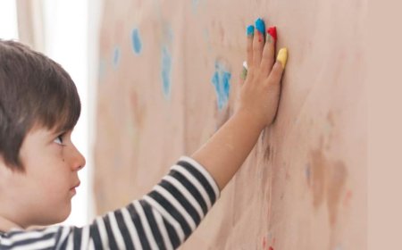 होली पर बच्चों ने दीवारों पर लगा दिए हैं कलर? इन आसान टिप्स से नहीं दिखेगा एक भी दाग